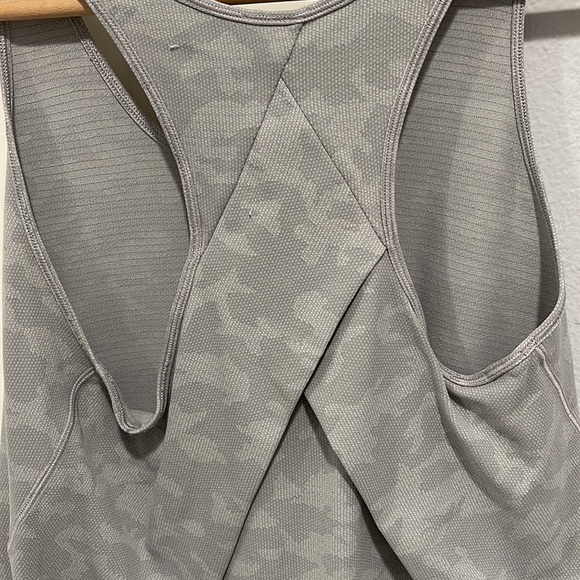 Lululemon Essential Tank *Pleated Light Gray Camo Print Size 4 - Picture 3 of 4